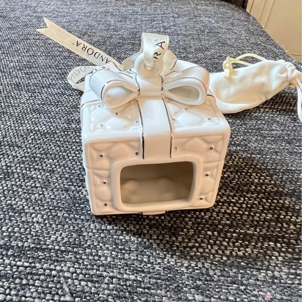 Pandora White Gift Box Ornament 2016 - Picture 5 of 6